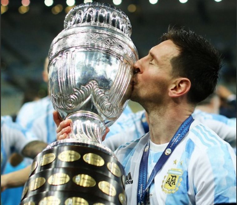 una imagen de messi levantando la copa america